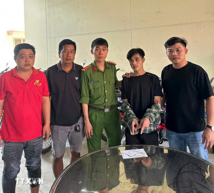 Công an phường An Tịnh (Tây Ninh) tạm giữ đối tượng Huỳnh Văn Hiếu. (Ảnh: TTXVN phát)