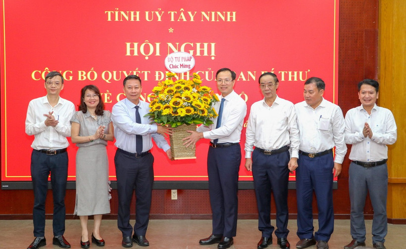 Thứ trưởng Bộ Tư pháp Nguyễn Thanh Ngọc (thứ 3, trái) chúc mừng ông Đoàn Trung Kiên (thứ 4, phải) nhận nhiệm vụ mới. (Ảnh: Giang Phương/TTXVN)