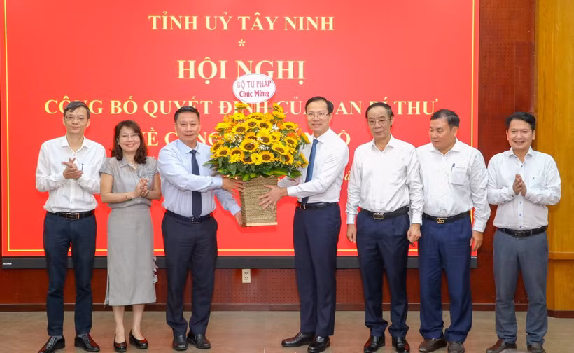 Thứ trưởng Bộ Tư pháp Nguyễn Thanh Ngọc (thứ 3, trái) chúc mừng ông Đoàn Trung Kiên (thứ 4, phải) nhận nhiệm vụ mới. (Ảnh: Giang Phương/TTXVN)