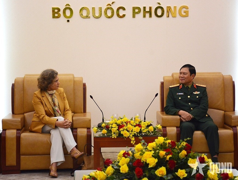 Đại tướng Nguyễn Tân Cương tiếp Đại sứ Tây Ban Nha Carmen Cano De Lasala. (Nguồn: Quân đội Nhân dân)