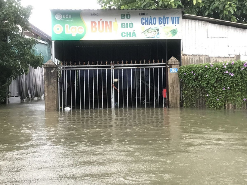 Nhiều ngôi nhà tại thị xã Quảng Trị ngập sâu trong nước. (Ảnh: Thanh Thủy/TTXVN)