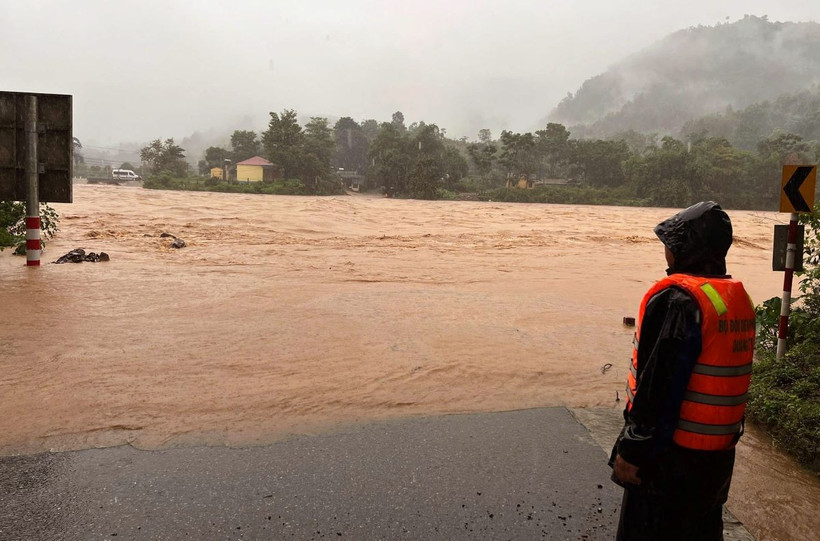 Nhiều tuyến đường liên xã của huyện Hướng Hóa, tỉnh Quảng Trị bị ngập sâu, chia cắt nhiều khu vực. (Ảnh: TTXVN phát)