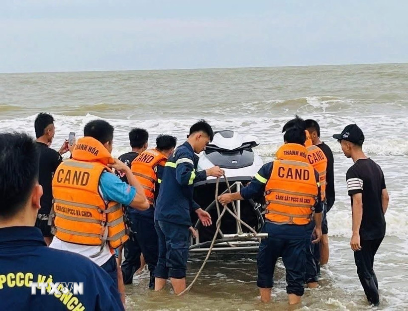 Đội cứu hộ và người dân địa phương đã tổ chức ứng cứu và cứu được em N.D.T vào bờ an toàn trong chiều 21/8. (Ảnh: TTXVN phát)