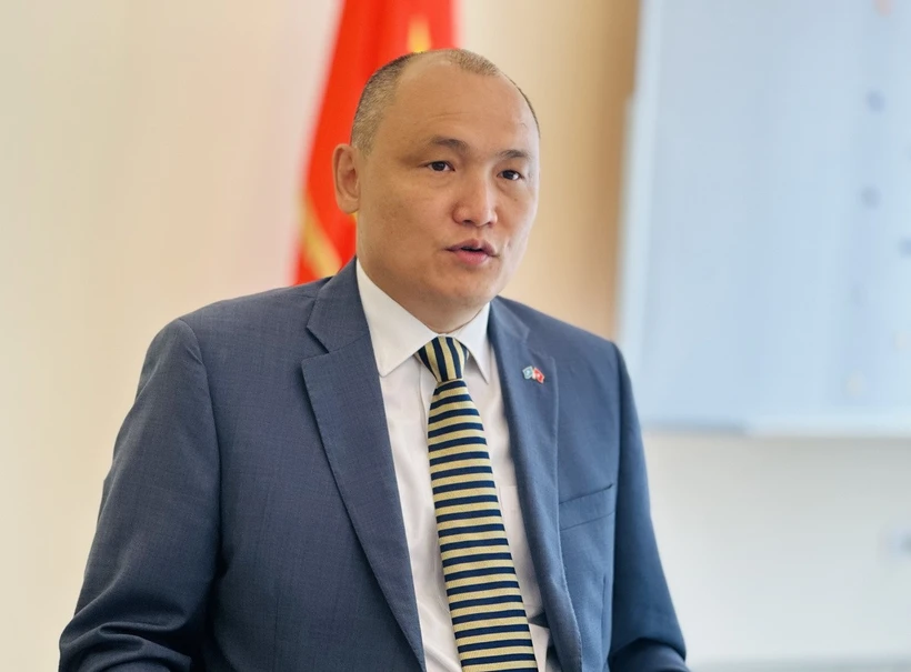 Đại sứ Cộng hòa Kazakhstan tại Việt Nam Kanat Tumysh trả lời phỏng vấn báo chí về nội dung liên quan đến chuyến thăm và quan hệ hợp tác hai nước. (Ảnh: Việt Đức/TTXVN)