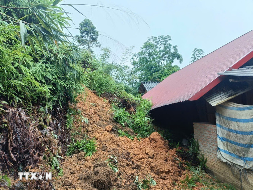 Mưa lớn kéo dài gây sạt lở đất làm hỏng nhà người dân Lào Cai. (Ảnh: TTXVN phát)