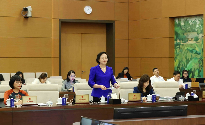 Bộ trưởng Bộ Nội vụ Phạm Thị Thanh Trà trình bày Tờ trình tại phiên họp. (Ảnh: Phương Hoa/TTXVN)