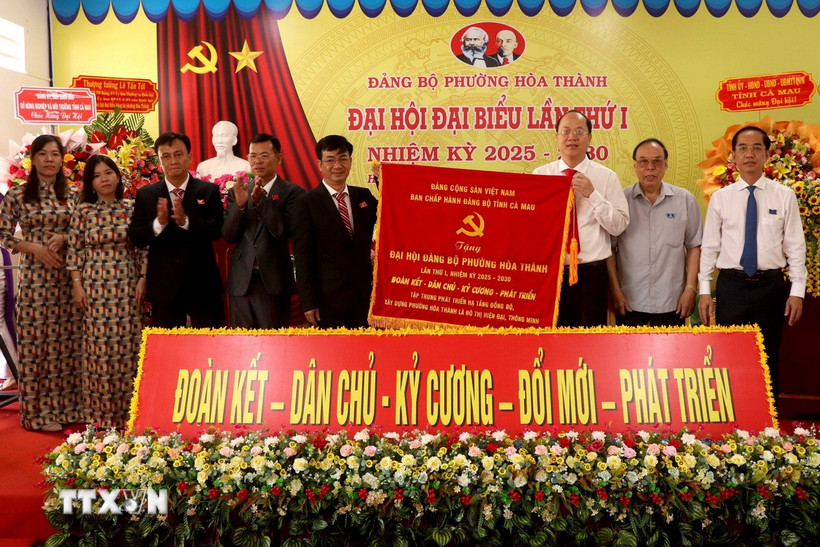 Bí thư Tỉnh ủy Cà Mau Nguyễn Hồ Hải (thứ 3, phải sang), thay mặt Tỉnh ủy trao tặng Đại hội bức trướng mang dòng chữ "Đoàn kết-Dân chủ-Kỷ cương-Phát triển." (Ảnh: Kim Há/TTXVN)