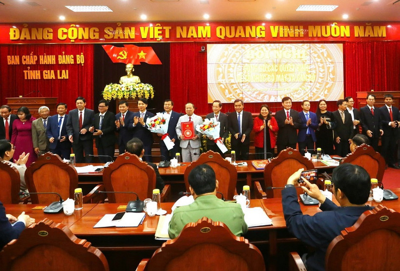 Ông Châu Ngọc Tuấn, Phó Bí thư Thường trực Tỉnh ủy, Trưởng Đoàn đại biểu Quốc hội tỉnh Gia Lai (áo xám) giữ chức Bí thư Đảng ủy các cơ quan Đảng tỉnh (nhiệm kỳ 2020-2025). (Ảnh: TTXVN phát)