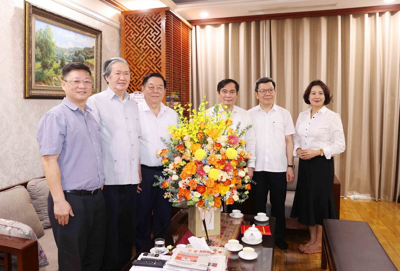 Ông Nguyễn Trọng Nghĩa thăm chúc mừng đồng chí Đinh Thế Huynh, nguyên Ủy viên Bộ Chính trị, Thường trực Ban Bí thư, nguyên Tổng Biên tập Báo Nhân Dân. (Ảnh: Phương Hoa/TTXVN)