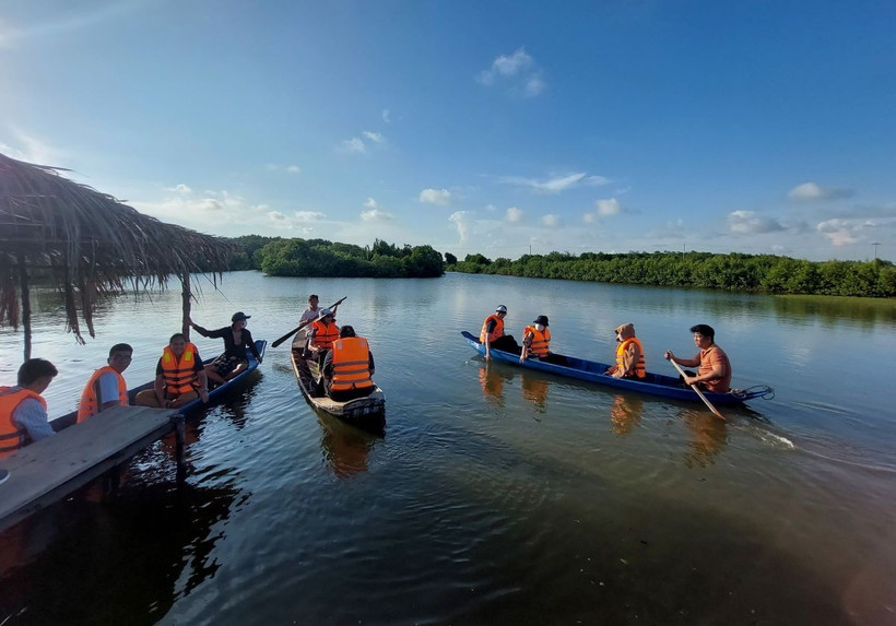 Du khách trải nghiệm bơi xuồng dưới tán rừng đước tại các xã biển thuộc Cù lao Bảo, tỉnh Vĩnh Long. (Ảnh: Chương Đài/TTXVN)