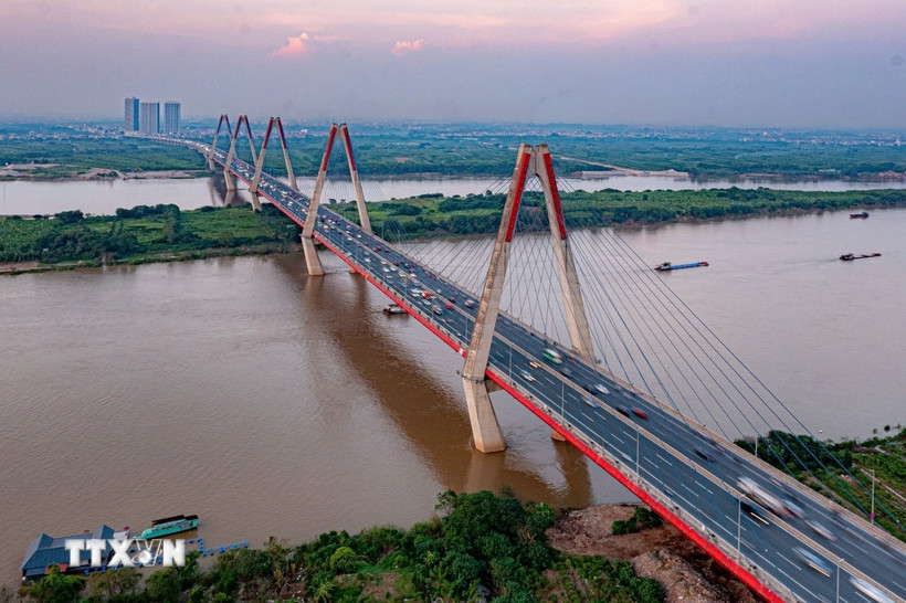 Cầu Nhật Tân. (Ảnh: Phạm Tuấn Anh/TTXVN)