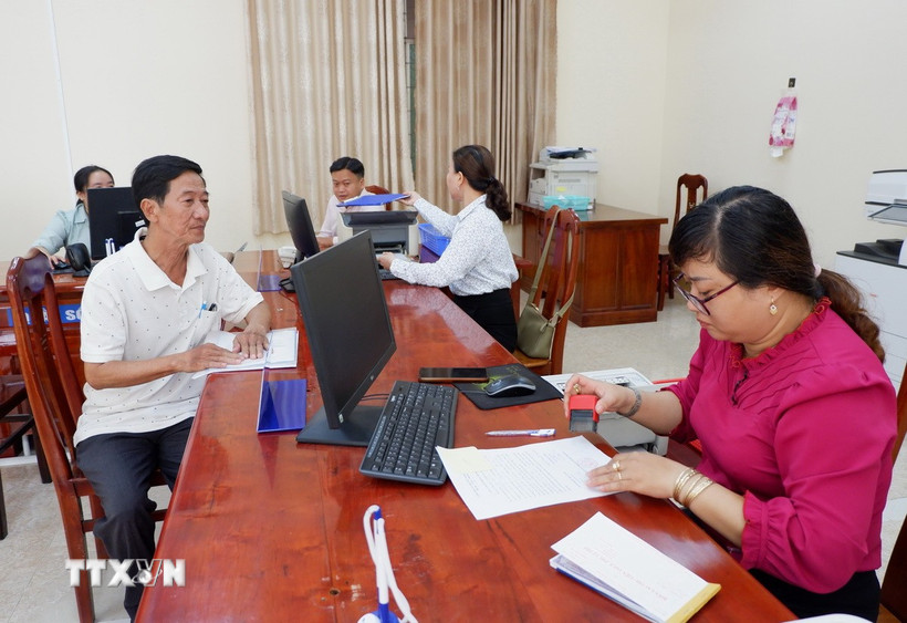 Người dân đến giải quyết thủ tục hành chính tại Trung tâm Phục vụ hành chính công xã Mỹ Yên, tỉnh Tây Ninh. (Ảnh: Đức Hạnh/TTXVN)