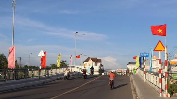 Việc 100% xã có đường ôtô cứng hóa và lưới điện quốc gia không chỉ phục vụ dân sinh mà còn đảm bảo quyền tự do đi lại và cơ hội phát triển bình đẳng.