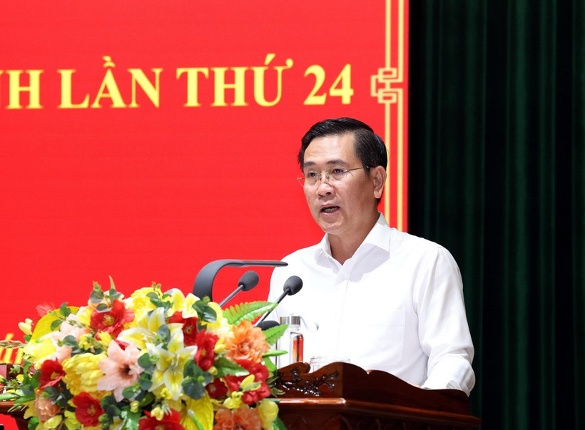 Phó Bí thư Thường trực Tỉnh ủy Ninh Thuận Phạm Văn Hậu thông qua Tờ trình của Ban Thường vụ về nội dung lấy ý kiến tại hội nghị. (Ảnh: Công Thử/TTXVN)