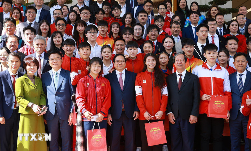 Thủ tướng Phạm Minh Chính với học sinh đoạt giải tại các kỳ thi quốc tế năm 2025. (Ảnh: Dương Giang/TTXVN)