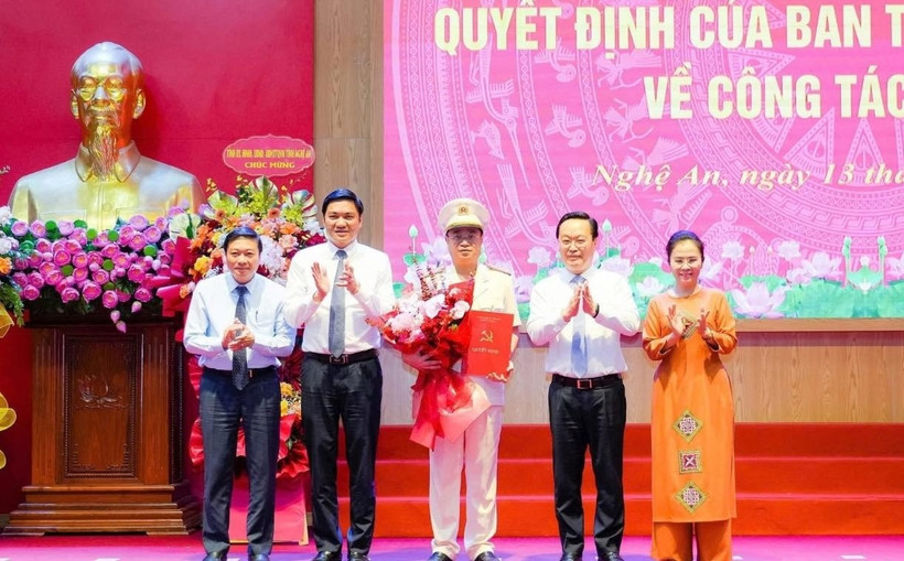 Lãnh đạo tỉnh Nghệ An tặng hoa chúc mừng Đại tá Đinh Việt Dũng. (Nguồn: Báo Nghệ An)