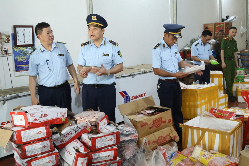 Lực lượng Quản lý thị trường tỉnh Lạng Sơn kiểm kê, thu giữ số thực phẩm đông lạnh không rõ nguồn gốc, xuất xứ. (Ảnh: Quang Duy/TTXVN)