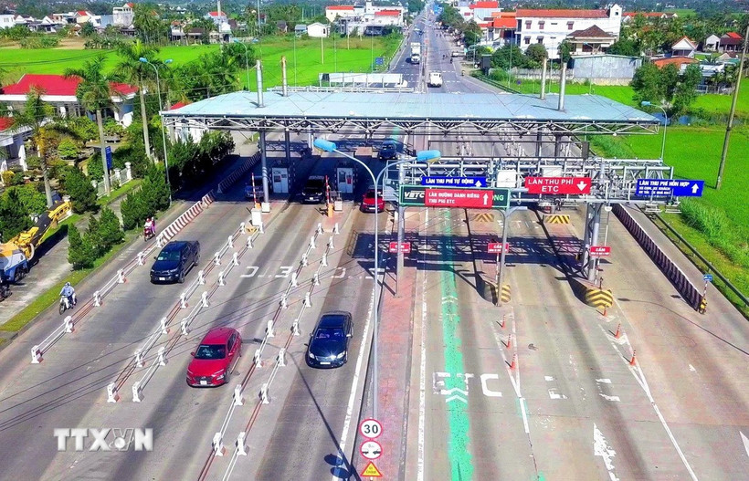 Một trạm thu phí BOT. (Ảnh: Lê Phước Ngọc/TTXVN)