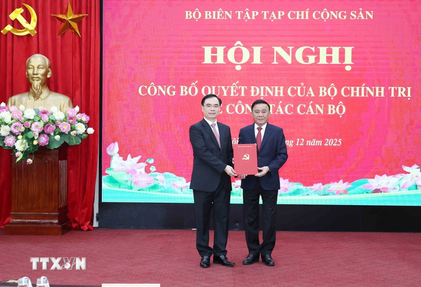 Ông Trần Cẩm Tú, Ủy viên Bộ Chính trị, Thường trực Ban Bí thư trao Quyết định của Bộ Chính trị cho đồng chí Dương Trung Ý. (Ảnh: Phương Hoa/TTXVN)