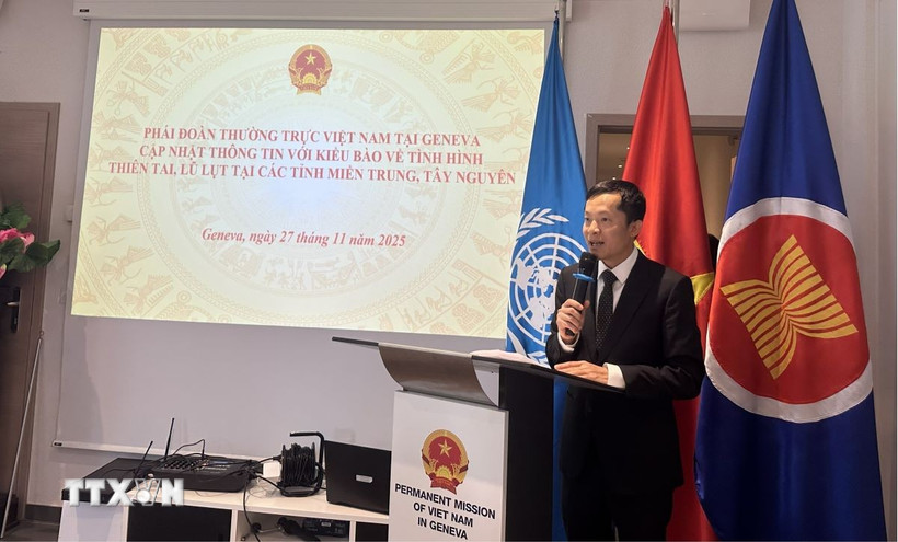 Công sứ Cung Đức Hân - Đại biện lâm thời Phái đoàn Việt Nam tại Geneva - phát biểu tại buổi gặp mặt, cung cấp thông tin tình hình trong nước và kêu gọi kiều bào đóng góp hỗ trợ đồng bào vùng lũ. (Ảnh: TTXVN phát)