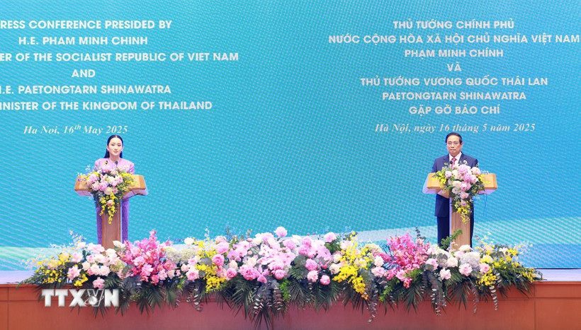 Thủ tướng Phạm Minh Chính và Thủ tướng Thái Lan Paetongtarn Shinawatra công bố Việt Nam và Thái Lan nâng cấp quan hệ lên Đối tác Chiến lược Toàn diện. (Ảnh: Dương Giang/TTXVN)