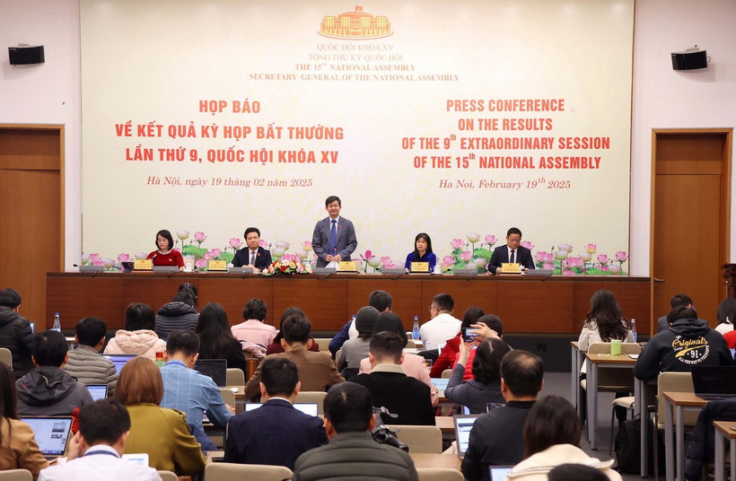 Tổng Thư ký, Chủ nhiệm Văn phòng Quốc hội Lê Quang Tùng chủ trì họp báo. (Ảnh: Văn Điệp/TTXVN)