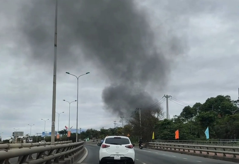 Vụ cháy tạo thành cột khói đen cao hàng trăm mét. 