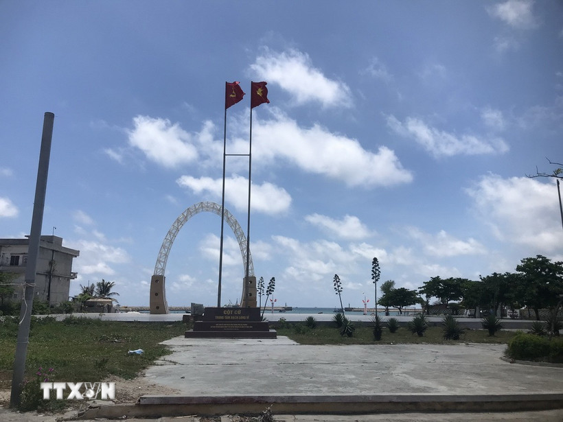 Cột cờ ở trung tâm Đặc khu Bạch Long Vĩ. (Ảnh: Tiến Vĩnh/TTXVN)