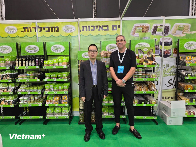 Tham tán Thương vụ Đại sứ quán Việt Nam Lê Thái Hòa tại một gian trưng bày. (Nguồn: Vietnam+)