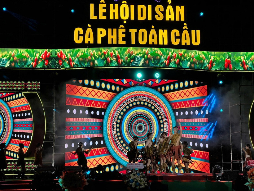 Các tiết mục trong đêm nghệ thuật “Bay lên di sản càphê toàn cầu” khai mạc Lễ hội Di sản Càphê Toàn cầu. (Nguồn: Vietnam+)