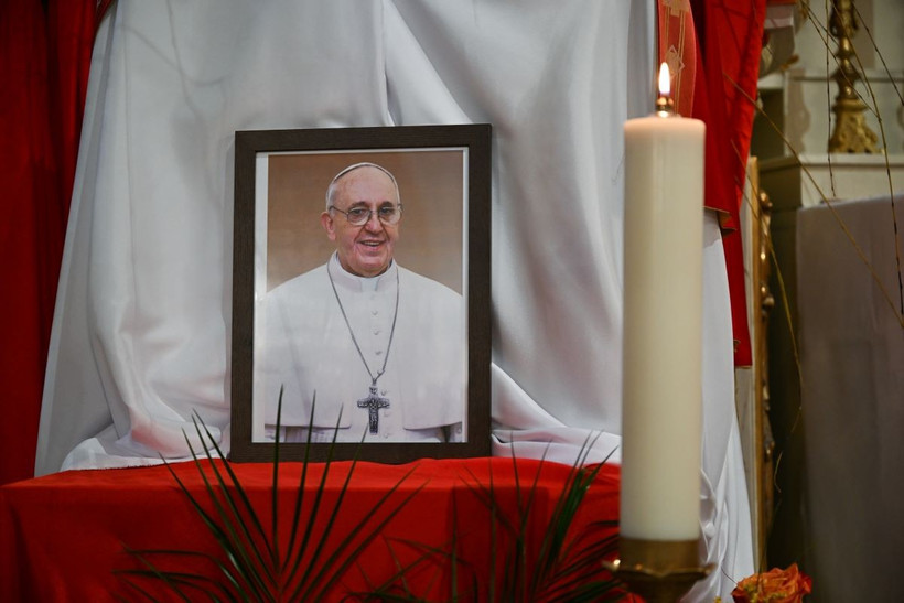 Chân dung Giáo hoàng Francis tại Thánh đường tu viện Franciscan ở Kalwaria Paclawska, Ba Lan ngày 21/4/2025. (Ảnh: PAP/TTXVN)