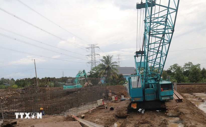 Các hạng mục đang được thi công tại Dự án thành phần 2 cao tốc Cao Lãnh-An Hữu, giai đoạn 1. (Ảnh: Đức Tâm/TTXVN)