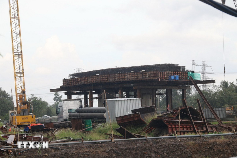 Các hạng mục đang được thi công tại Dự án thành phần 2 cao tốc Cao Lãnh-An Hữu, giai đoạn 1. (Ảnh: Đức Tâm/TTXVN)