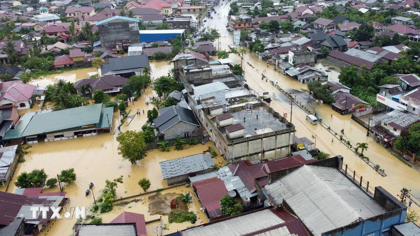 Khu vực bị ngập lụt tại tỉnh Aceh, Indonesia ngày 27/11/2025. (Ảnh: THX/TTXVN)