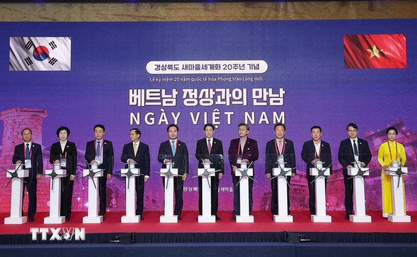 Chủ tịch nước Lương Cường cùng các đại biểu nhấn nút khởi động biểu tượng Hợp tác hữu nghị hướng tới tương lai. (Ảnh: Lâm Khánh/TTXVN)