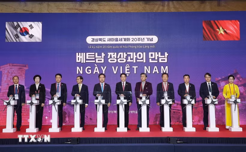 Chủ tịch nước Lương Cường cùng các đại biểu nhấn nút khởi động biểu tượng Hợp tác hữu nghị hướng tới tương lai. (Ảnh: Lâm Khánh/TTXVN)