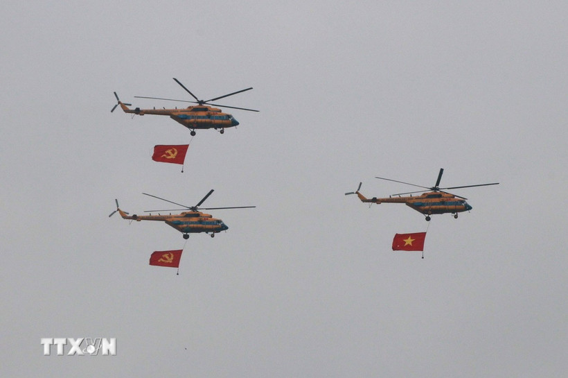 Lực lượng không quân Việt Nam hợp luyện bay chào mừng, với sự tham gia của 10 trực thăng, 7 máy bay “hổ mang chúa” tiêm kích SU- 30MK2 cùng biên đội máy bay huấn luyện đa nhiệm Yak-130. (Ảnh: Sỹ Tuyên/TTXVN)