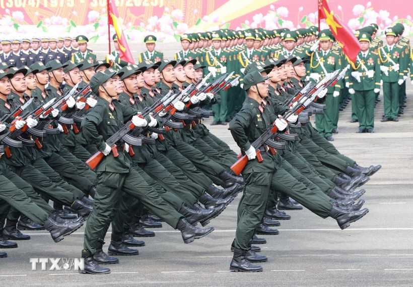 Các khối lực lượng vũ trang diễu binh. (Ảnh: Sỹ Tuyên/TTXVN)