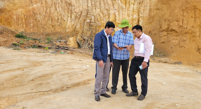 Đoàn kiểm tra Sở Nông nghiệp và Môi trường tỉnh Gia Lai kiểm tra thực tế hiện trường khai thác khoáng sản trái phép khu vực giáp ranh giữa hai xã Chư Đang Ya và Biển Hồ. (Ảnh: Hoài Nam/TTXVN)