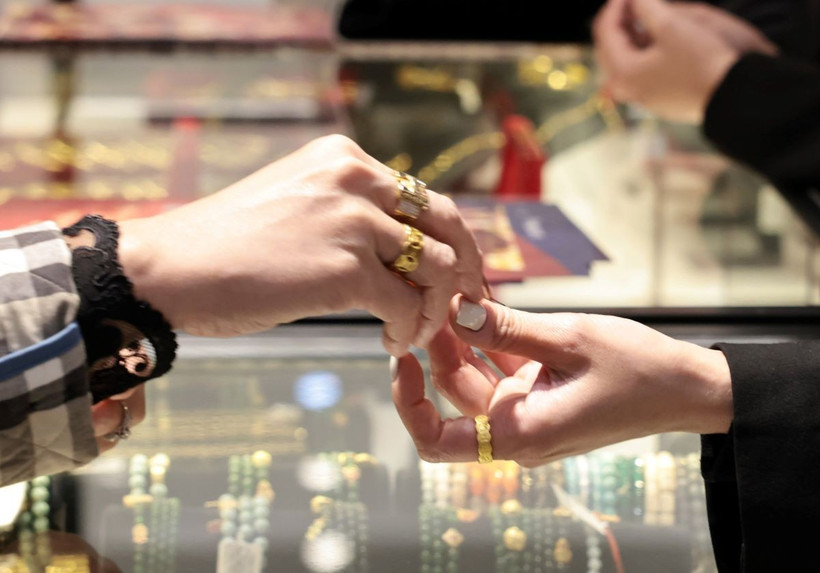 Mua, bán vàng tại cửa hàng vàng Phú Quý. (Ảnh: Trần Việt/TTXVN)