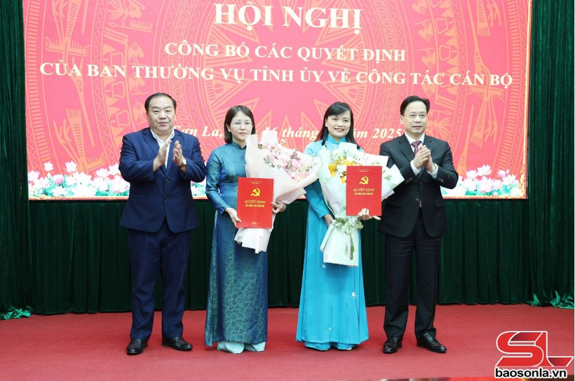 Các đồng chí Thường trực Tỉnh ủy tặng hoa chúc mừng bà Lường Thị Vân Anh và bà Dương Tú Anh. (Nguồn: Báo Sơn La)