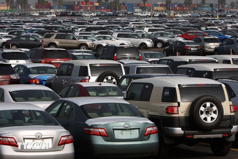 Ôtô nhập khẩu được vận chuyển tại cảng Long Beach, California, Mỹ. (Ảnh: Getty Images/TTXVN)