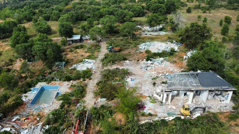 Một khu đất và các công trình xây dựng trái phép bị cưỡng chế, tháo dỡ ở Mũi Né. (Nguồn: Công an phường Mũi Né)