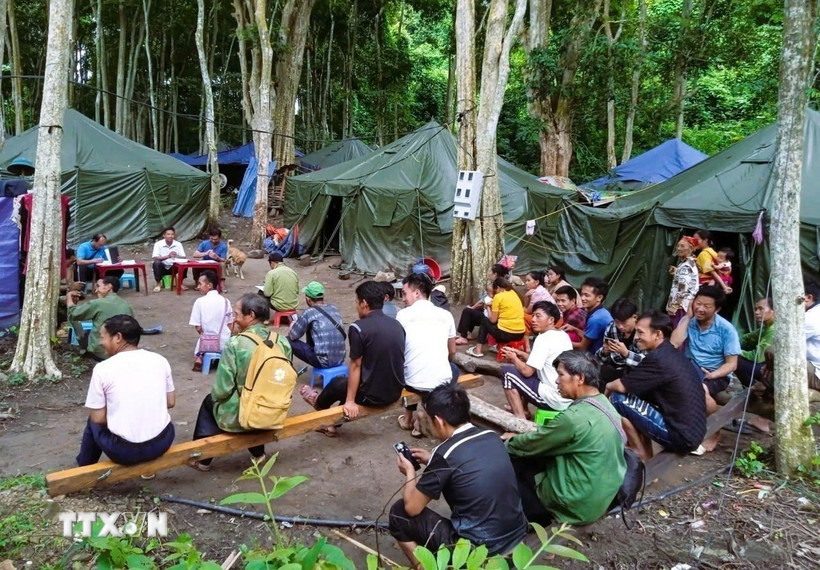 Buổi họp, sinh hoạt Chi bộ bản Phá Mựt (xã Nhôn Mai, tỉnh Nghệ An) diễn ra tại khu nhà bạt dưới tán đại ngàn rừng săng lẻ. (Ảnh: TTXVN phát)