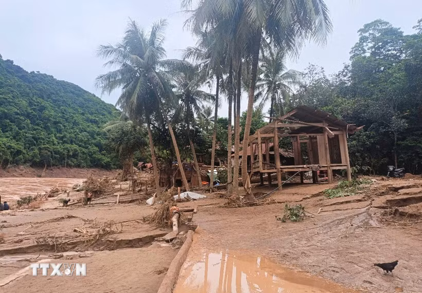 Nhà cửa bị hư hại, khung cảnh bản làng Cha Nga, xã Mỹ Lý, bị biến dạng, sạt lở khi lũ dữ quét qua. (Ảnh: TTXVN phát)