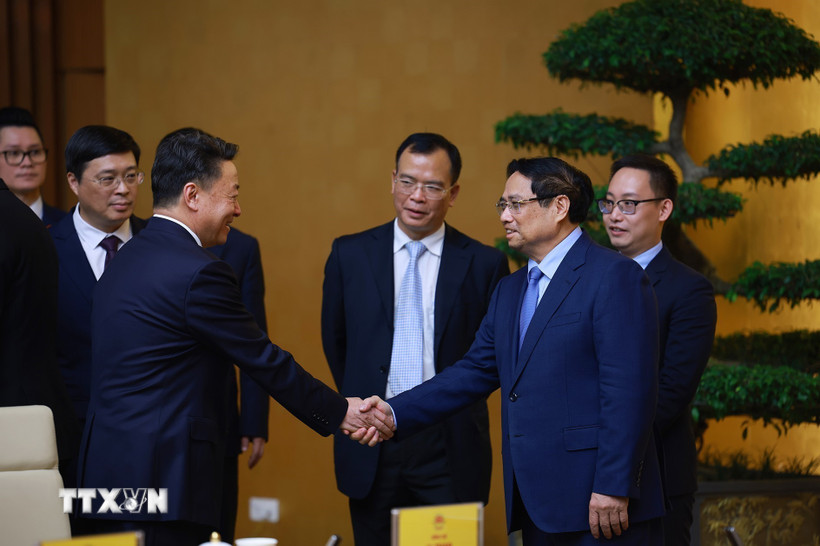 Thủ tướng Phạm Minh Chính tiếp ông Vi Thao, Chủ tịch Khu tự trị dân tộc Choang Quảng Tây, Trung Quốc và đoàn doanh nghiệp sang thăm và làm việc tại Việt Nam. (Ảnh: Dương Giang/TTXVN)