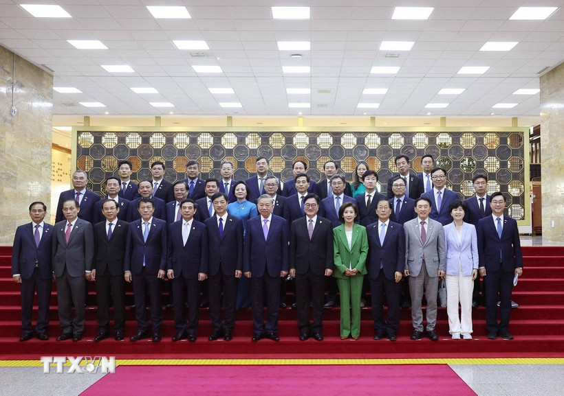 Tổng Bí thư Tô Lâm cùng Chủ tịch Quốc hội Hàn Quốc Woo Won Sik và các đại biểu chụp ảnh chung. (Ảnh: Thống Nhất/TTXVN)