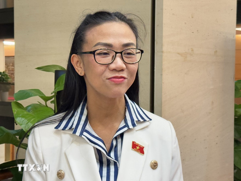 Đại biểu Trịnh Thị Tú Anh (Lâm Đồng) trả lời phỏng vấn. (Ảnh: Hải Ngọc/TTXVN)