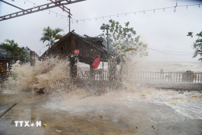 Nhiều chòi nghỉ mát tại Khu du lịch biển Cửa Hiền (xã An Châu, tỉnh Nghệ An) bị sóng đánh gây hư hỏng nặng. (Ảnh: Xuân Tiến/TTXVN)