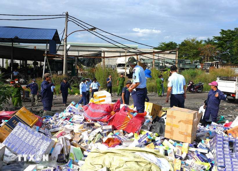 Lực lượng chức năng tiêu hủy thuốc lá nhập lậu. (Nguồn: TTXVN)